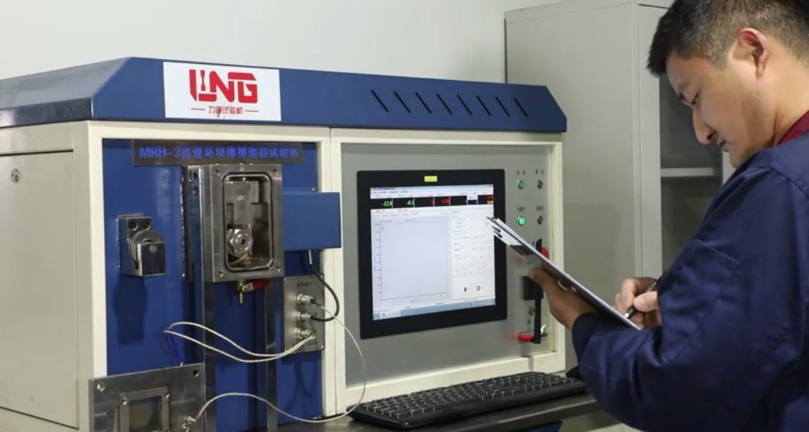 Optical projector enlarging a screw element profile for measurement