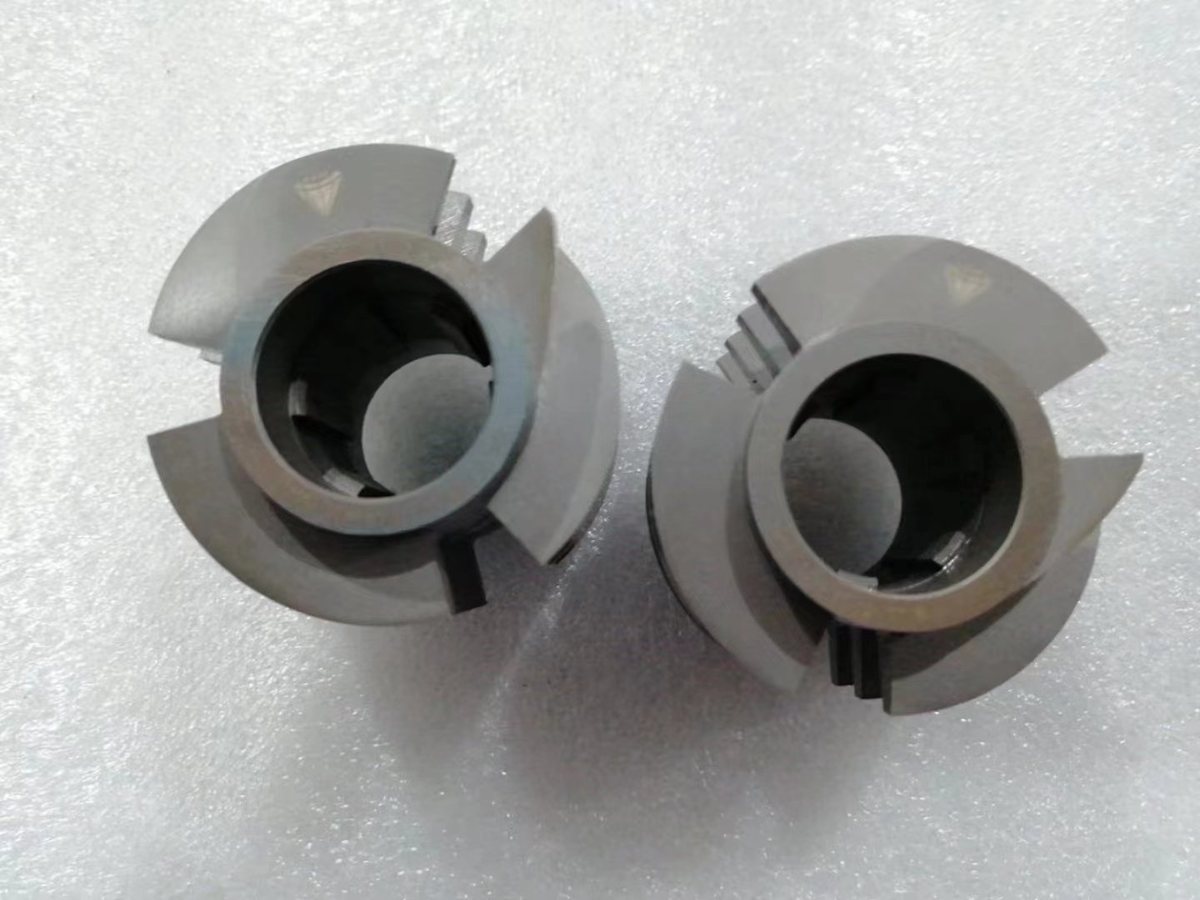 Pair of co-kneader elements with flighted mixing pins